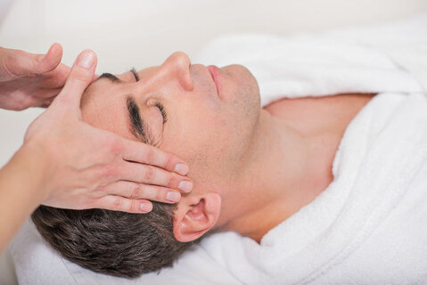 Mannelijke klant krijgt een massage